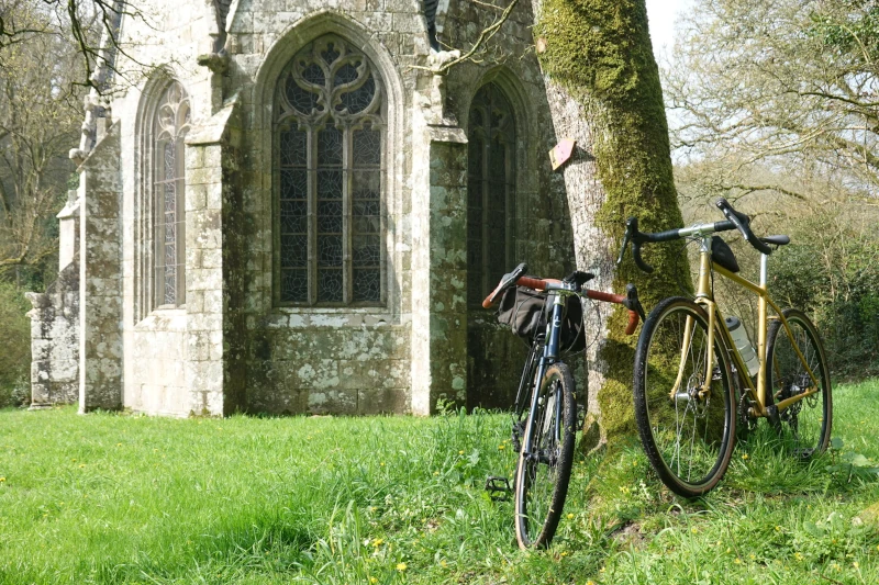 Deux vélos devant une chapelle