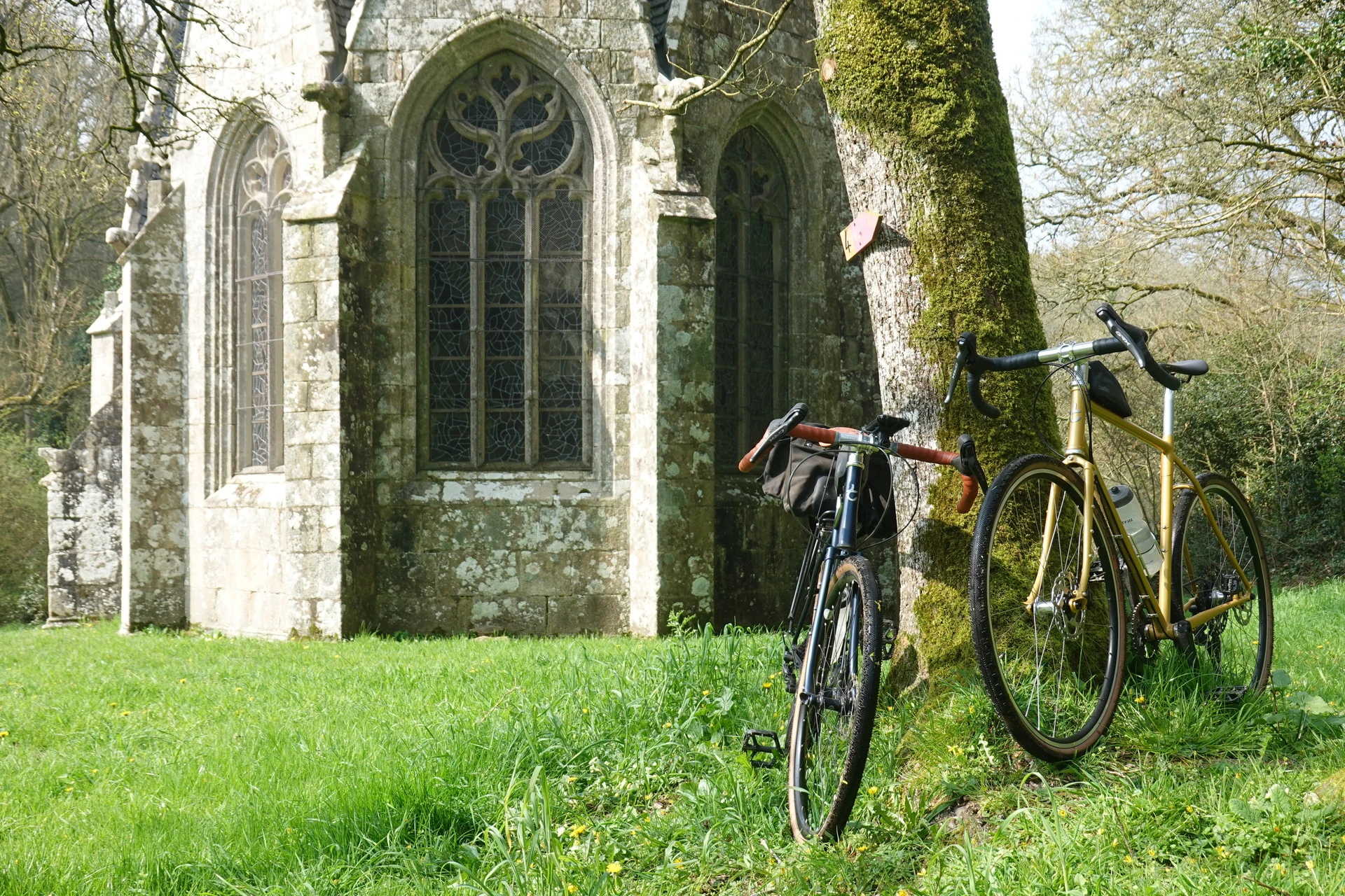 Deux vélos devant une église de style Beaumanoir